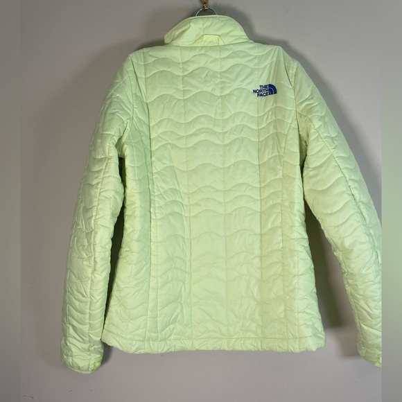 The North Face Women's Puffer Jacket in Lime Green and Blue - Picture 7 of 15